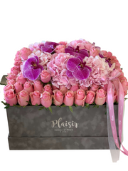 صندوق VIP مخملي - باللون الوردي بالكامل مع أزهار الأوركيد