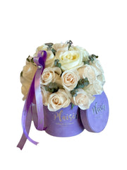 اسطوانة مخملية صغيرة - ورود بيضاء مع الأوكالبتوس