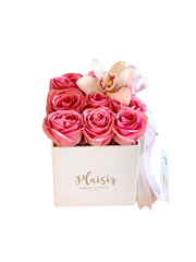 مربع مخملي - ورود وردية على أرجواني