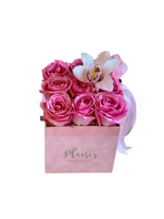 مربع مخملي - ورود وردية على أرجواني