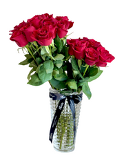 مزهرية كبيرة مقطوعة بشكل متقاطع - مجموعات من الورود الحمراء