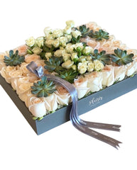 صينية - صينية زهور وردية ونباتات عصارية محايدة