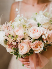 العروس - باقة باللون الوردي الناعم والخوخي