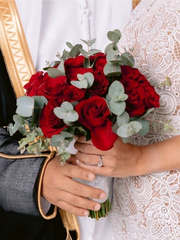 العروس - باقة ورد حمراء فاخرة