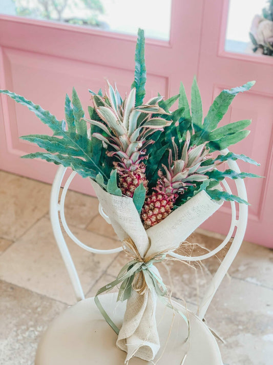 Get a uniquely elegant ananas bouquet from Plaisir