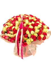 باقة ورد ملونة مكونة من 251 وردة مربوطة يدويًا