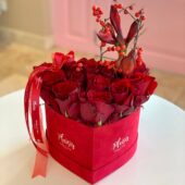 صندوق زهور أحمر مخملي مذهل - Plaisir Cadeaux et Fleur